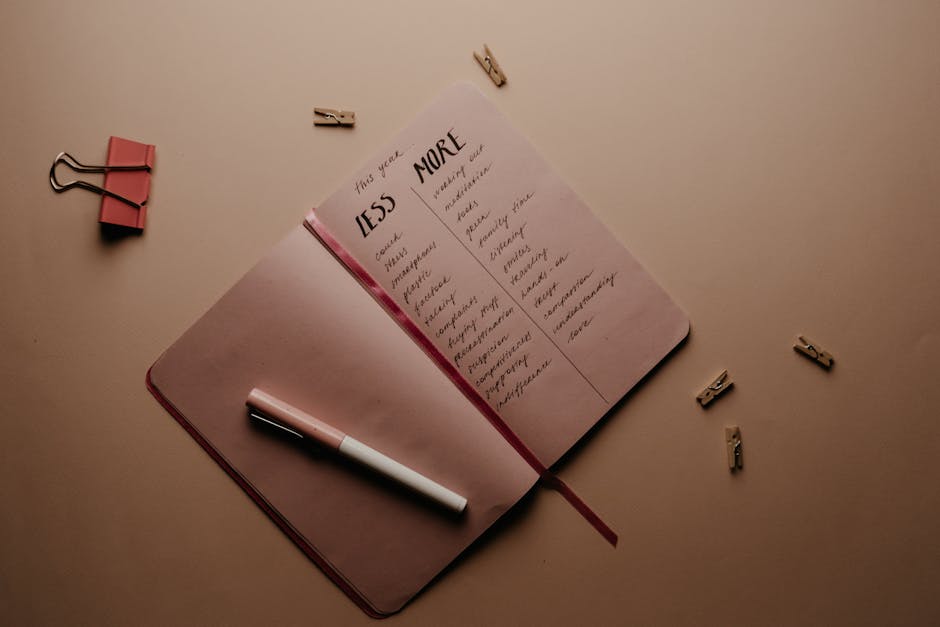 Osoba zapisująca cele w notatniku, symbolizująca początek nauki.